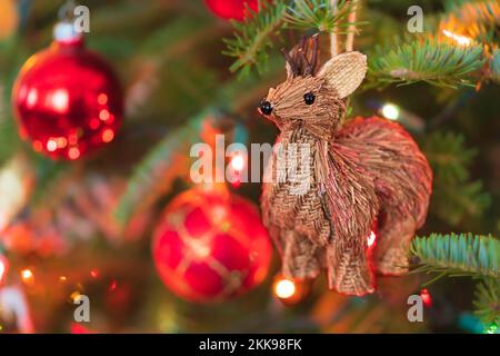 Rustikales weihnachtliches Zierstück mit Holzzweig von Hirschen. Stockfoto