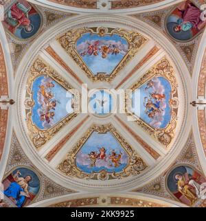 IVREA, ITALIEN - 15. JULI 2022: Die Fresken mit den vier Evangelisten in der Kuppel der Kirche Chiesa di San Salvatore von Giovanni Silvestro (1914). Stockfoto