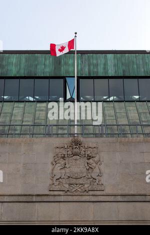 Ottawa, Kanada - 10. November 2022: Gebäude der Bank of Canada mit kanadischer Flagge. Stockfoto