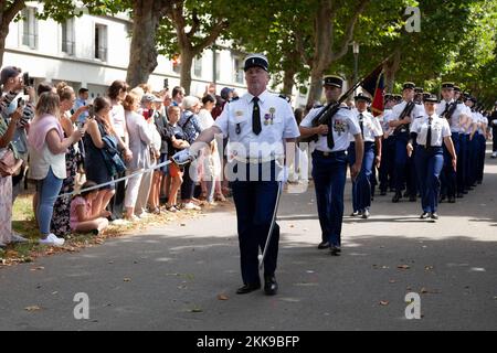 Brest, Frankreich - Juli 14 2022: Gendarmen, die während des Bastille-Tages mit einem mit Bajonett befestigten Maschinengewehr vorspielen. Stockfoto