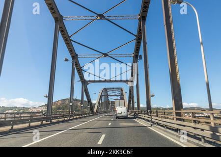 Xira, Portugal - 16. März 2020: Autos, die die Tejo-Brücke in Vila Franca de Xira im portugiesischen Bezirk Lissabon nutzen. Stockfoto