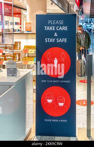 Frankfurt, Deutschland - 8. Juni 2020: schild Bitte achten Sie darauf und bleiben Sie am Flughafen Frankfurt sicher. Stockfoto