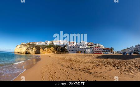 Carvoeiro, Portugal - 11. Juni 2020: Dorf Carvoeiro mit leerem Strand aufgrund des Corona-Virus an der Algab-Küste in Portugal. Stockfoto