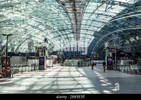 Frankfurt, Deutschland - 11. Juli 2020: Modernes Bürogebäude, genannt der Platz am Terminal 1 des internationalen Flughafens in Frankfurt, Deutschland. Stockfoto