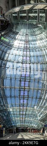 Frankfurt, Deutschland - 11. Juli 2020: Modernes Bürogebäude, genannt der Platz am Terminal 1 des internationalen Flughafens in Frankfurt, Deutschland. Stockfoto