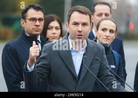 Bukarest, Rumänien - 24. November 2022: Catalin Drula, Präsident VON USR, hält eine Pressekonferenz ab, auf der ein kritischer Bericht der Regierung PSD-PNL-UDMR vorgestellt wird Stockfoto