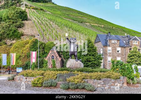 Zell, Deutschland - 25. Juli 2020: Panoramablick auf das Dorf Zell am Moseltal mit Symbol schwarze Katze von Zell. Stockfoto