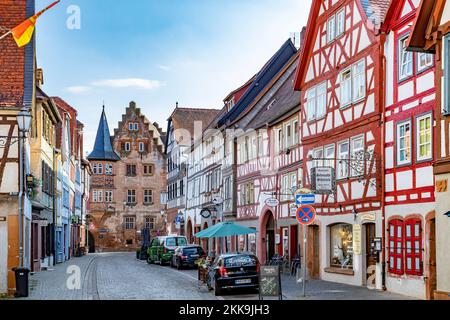 Budingen, Deutschland - 22. September 2020: Blick auf Fachwerkhäuser in der historischen Altstadt von Budingen, Deutschland. Stockfoto