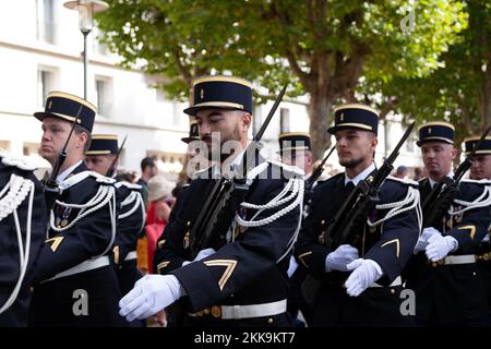 Brest, Frankreich - Juli 14 2022: Gendarmen, die während des Bastille-Tages mit einem mit Bajonett befestigten Maschinengewehr vorspielen. Stockfoto