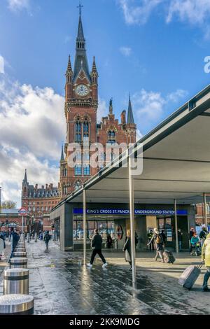 Kings Cross St. Pancras U-Bahnstation mit dem gotischen Uhrenturm des Bahnhofs St. Pancras im Hintergrund. Stockfoto