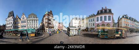 Trier, Deutschland - 7. November 2020: Mittelalterliches Marktkreuz am zentralen Platz. Erzbischof Heinrich I. rüstete das Kreuz 958 auf dem Hauptstadtmarkt in Trier aus Stockfoto