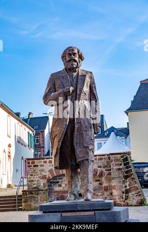 Trier, Deutschland - 7. November 2020: Statue des Philosophen Karl Marx und kommunistischen Gründers in Trier. Stockfoto