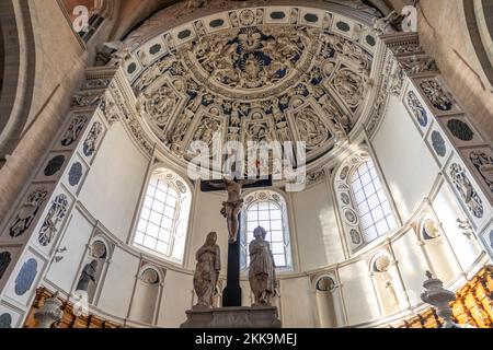 Trier, Deutschland - 7. November 2020: Das römische Baudenkmal, der Dom zu St. Peter (Trierer Dom) und die Liebfrauenkirche, UNESCO-Weltkulturerbe. Stockfoto