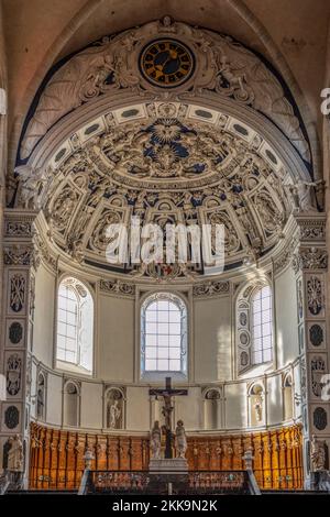 Trier, Deutschland - 7. November 2020: Das römische Baudenkmal, der Dom zu St. Peter (Trierer Dom) und die Liebfrauenkirche, UNESCO-Weltkulturerbe. Stockfoto