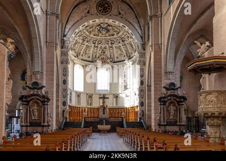 Trier, Deutschland - 7. November 2020: Das römische Baudenkmal, der Dom zu St. Peter (Trierer Dom) und die Liebfrauenkirche, UNESCO-Weltkulturerbe. Stockfoto
