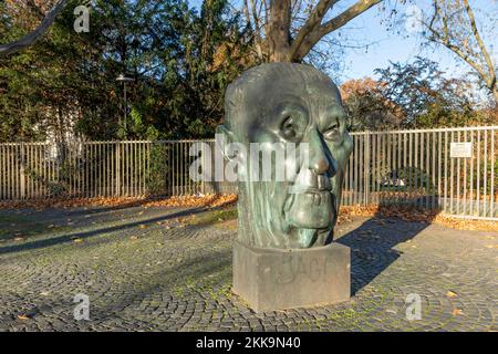 Bonn, 18. November 2020: Statue von Konrad Adenauer vom Bildhauer Hubertus von Pilgrim im Mai 1982. Stockfoto