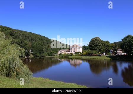 Schöner Blick auf den Fluss Tardes in Chambon-sur-Voueize eine hübsche Stadt in der Creuse-Region in Mittelfrankreich. Stockfoto