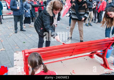 Rom, . 25.. November 2022. 25/11/2022 Rom: Am Internationalen Tag zur Beseitigung der Gewalt gegen Frauen, Filcams, Flai, FLC und FP Cgil in Verbindung mit dem römischen Stadtbezirk XII in Largo Bernardino da Feltre in Trastevere eine Stadtbank rot gemalt hat; Und legte eine Gedenkplakette zur Erinnerung an die kostenlose Nummer 1522 auf, um Fälle von Missbrauch oder Gewalt zu melden. PS: Das Foto kann unter Berücksichtigung des Kontextes, in dem es aufgenommen wurde, und ohne diffamierende Absicht des Anstands der repräsentierten Personen verwendet werden. Kredit: Unabhängige Fotoagentur/Alamy Live News Stockfoto