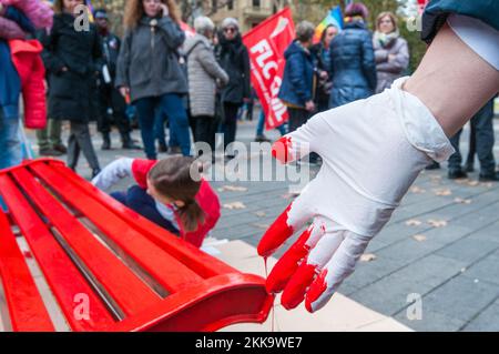 Rom, . 25.. November 2022. 25/11/2022 Rom: Am Internationalen Tag zur Beseitigung der Gewalt gegen Frauen, Filcams, Flai, FLC und FP Cgil in Verbindung mit dem römischen Stadtbezirk XII in Largo Bernardino da Feltre in Trastevere eine Stadtbank rot gemalt hat; Und legte eine Gedenkplakette zur Erinnerung an die kostenlose Nummer 1522 auf, um Fälle von Missbrauch oder Gewalt zu melden. PS: Das Foto kann unter Berücksichtigung des Kontextes, in dem es aufgenommen wurde, und ohne diffamierende Absicht des Anstands der repräsentierten Personen verwendet werden. Kredit: Unabhängige Fotoagentur/Alamy Live News Stockfoto