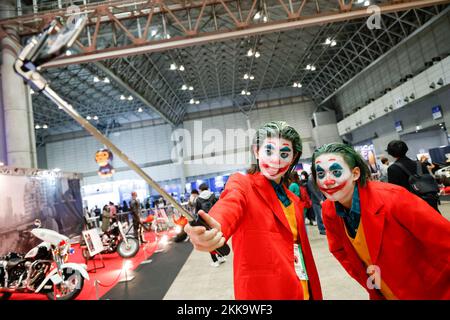 Chiba, Japan. 25.. November 2022. Cosplayers posieren für ein Selfie während der Tokyo Comic Con 2022 in der Makuhari Messe International Exhibition Hall in Chiba. (Kreditbild: © Rodrigo Reyes Marin/ZUMA Press Wire) Stockfoto