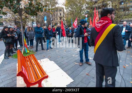 25/11/2022 Rom: Am Internationalen Tag zur Beseitigung der Gewalt gegen Frauen, Filcams, Flai, FLC und FP Cgil in Verbindung mit dem römischen Stadtbezirk XII in Largo Bernardino da Feltre in Trastevere eine Stadtbank rot gemalt, Und legte eine Gedenkplakette zur Erinnerung an die kostenlose Nummer 1522 auf, um Fälle von Missbrauch oder Gewalt zu melden. PS: Das Foto kann unter Berücksichtigung des Kontextes, in dem es aufgenommen wurde, und ohne diffamierende Absicht des Anstands der repräsentierten Personen verwendet werden. Stockfoto