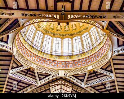 Valencia, Spanien - 28. Januar 2017: Das Innere des Zentralmarkts von Valencia, auch bekannt als Mercat Central oder Mercado Central, in der Stadt VA Stockfoto