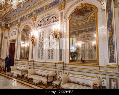 Valencia, Spanien - 28. Januar 2017: Haupthalle, wunderschön dekoriert, im alten Palast Keramik Museum in Valencia, Spanien. Stockfoto