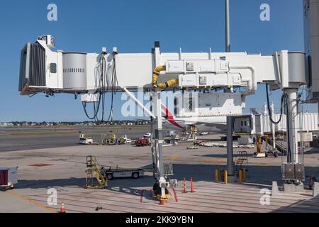 Boston, USA - 11. September 2017: Passagierbrücke am internationalen Flughafen in Boston, USA. Stockfoto