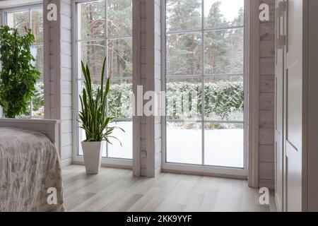Helle Foto Studio Interieur mit grossen Fenster, hohe Decken, weiße Holzboden Stockfoto