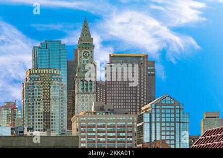 Boston, USA - 12. September 2017: Blick auf die Skyline von Boston mit Uhrenturm und modernem Wolkenkratzer Stockfoto