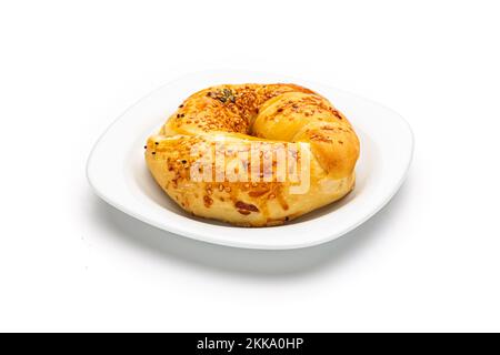 Ein köstlicher Sesambagel auf weißem Teller isoliert auf weißem Hintergrund Stockfoto