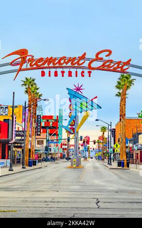 Las Vegas, USA - 10. März 2019: Eingang von fremont East mit vielen alten historischen Neonschildern im ursprünglichen alten Teil von Las Vegas. Stockfoto