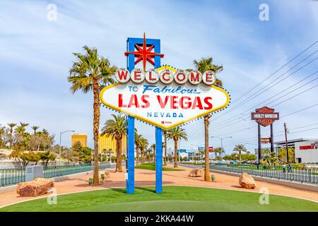 Las Vegas, USA - 10. MÄRZ 2019: Berühmtes Las Vegas-Schild am Stadteingang, Details tagsüber. Stockfoto