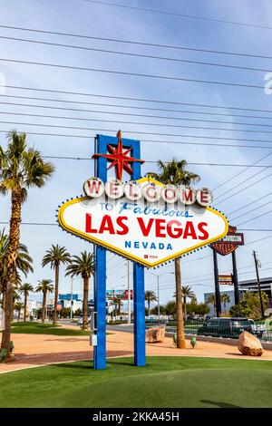 Las Vegas, USA - 11. MÄRZ 2019: Berühmtes Las Vegas-Schild am Stadteingang, Details tagsüber. Stockfoto