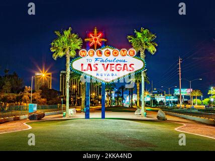 Las Vegas, USA - 11. MÄRZ 2019: Berühmtes Las Vegas-Schild am Stadteingang, Detail bei Nacht. Stockfoto