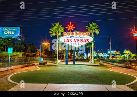 Las Vegas, USA - 11. MÄRZ 2019: Berühmtes Las Vegas-Schild am Stadteingang, Detail bei Nacht. Stockfoto