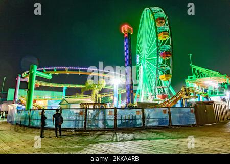 Santa Monica, USA - 16. März 2019: Die Menschen genießen den Ocean Park am Santa Monica Pier bei Nacht. Der Ort ist ein ikonisches 100 Jahre altes Wahrzeichen für Califo Stockfoto