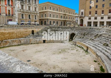 Lecce, Italien - 23. April 2019: Römisches Amphitheater, 2nd. Jh. n. Chr., piazza Sant'Oronzo, Lecce. Stockfoto