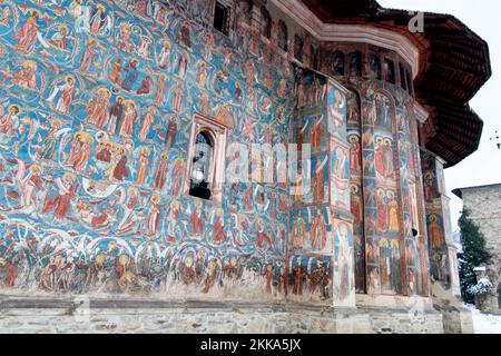 Moldawien, Rumänien, 2021-12-29. Kloster Moldawien, in der Region Bukovina. Die Außenwände bestehen aus Fresken, die in den 15. und 16. Jahren gemalt wurden Stockfoto