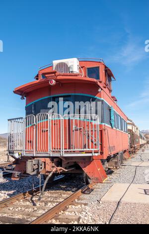 Clarkdale, Arizona, USA - 4. Januar 2020: Verde Canyon Railroad Caboose Train Car am Bahnhof. Stockfoto