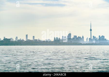 Die Skyline von Toronto an einem verschwommenen Sommertag Stockfoto