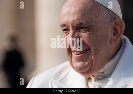 Vatikan, Vatikan. 23.. November 2022. Papst Franziskus verlässt St. Peter's Square nach seinem traditionellen Mittwochstreffen. (Foto: Stefano Costantino/SOPA Images/Sipa USA) Guthaben: SIPA USA/Alamy Live News Stockfoto