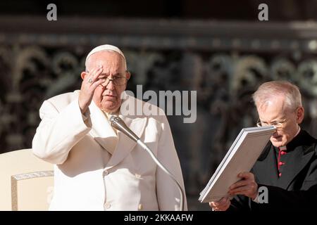 Vatikan, Vatikan. 23.. November 2022. Papst Franziskus bringt seinen Segen nach seinem traditionellen Mittwochstreffen in St. Petersplatz. (Foto: Stefano Costantino/SOPA Images/Sipa USA) Guthaben: SIPA USA/Alamy Live News Stockfoto