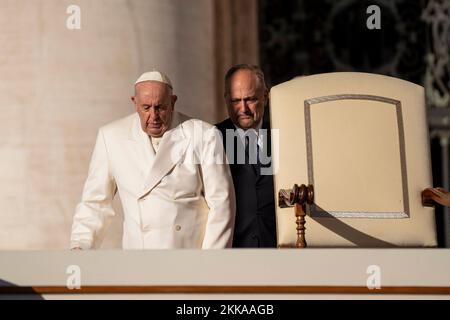 Vatikan, Vatikan. 23.. November 2022. Papst Franziskus kommt in St. Peter's Square für sein traditionelles, gebräuchliches Publikum am Mittwoch. (Foto: Stefano Costantino/SOPA Images/Sipa USA) Guthaben: SIPA USA/Alamy Live News Stockfoto