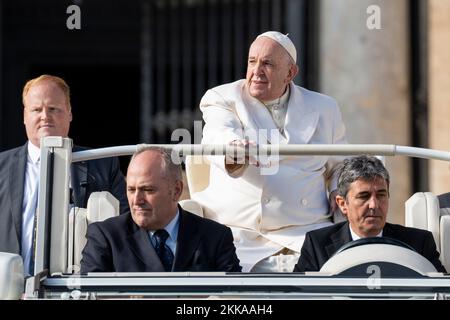 Vatikan, Vatikan. 23.. November 2022. Papst Franziskus verlässt St. Peter's Square nach seinem traditionellen Mittwochstreffen. (Foto: Stefano Costantino/SOPA Images/Sipa USA) Guthaben: SIPA USA/Alamy Live News Stockfoto