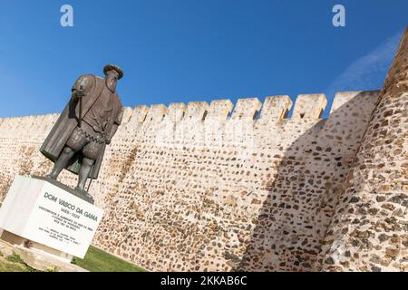 Sines. Portugal - 9. März 2020: Statue des portugiesischen Entdeckers Vasco da Gama vor der Kirche in Sines. Alentejo, Portugal, Europa Stockfoto