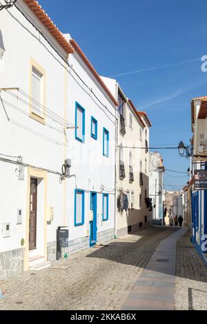 Sines, Portugal - 9. März 2020: Kleine Häuser in der historischen Stadt Sines, Portugal. Stockfoto
