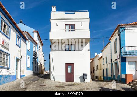 Sines, Portugal - 9. März 2020: Kleine Häuser in der historischen Stadt Sines, Portugal. Stockfoto