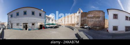 Sines, Portugal - 9. März 2020: Kleine Häuser in der historischen Stadt Sines mit einer alten Burgmauer. Stockfoto