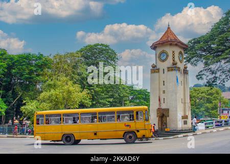 Kandy, Sri Lanka - 11. August 2005: Stadtverkehr, Uhrturm-Kreisverkehr und Polizeiwache in der Innenstadt von Kandy, in der Nähe des Tempels von Tooth Buddha Dalada Stockfoto